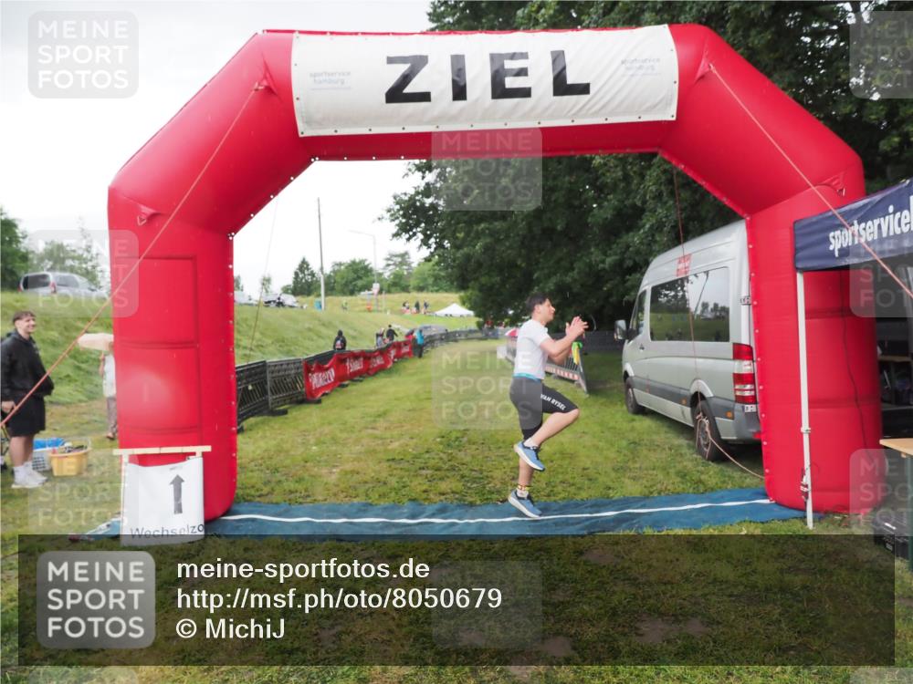 21.06.2025 - 27. Vierlanden-Triathlon MichiJ http://msf.ph/oto/8050679 15.06.2026 15:07:40 Ziel 58 meine-sportfotos.de