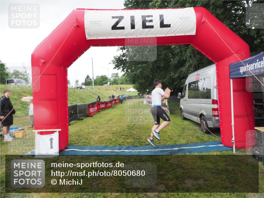 21.06.2025 - 27. Vierlanden-Triathlon MichiJ http://msf.ph/oto/8050680 15.06.2026 15:07:40 Ziel 58 meine-sportfotos.de