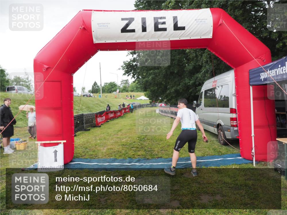 21.06.2025 - 27. Vierlanden-Triathlon MichiJ http://msf.ph/oto/8050684 15.06.2026 15:07:41 Ziel 58 meine-sportfotos.de