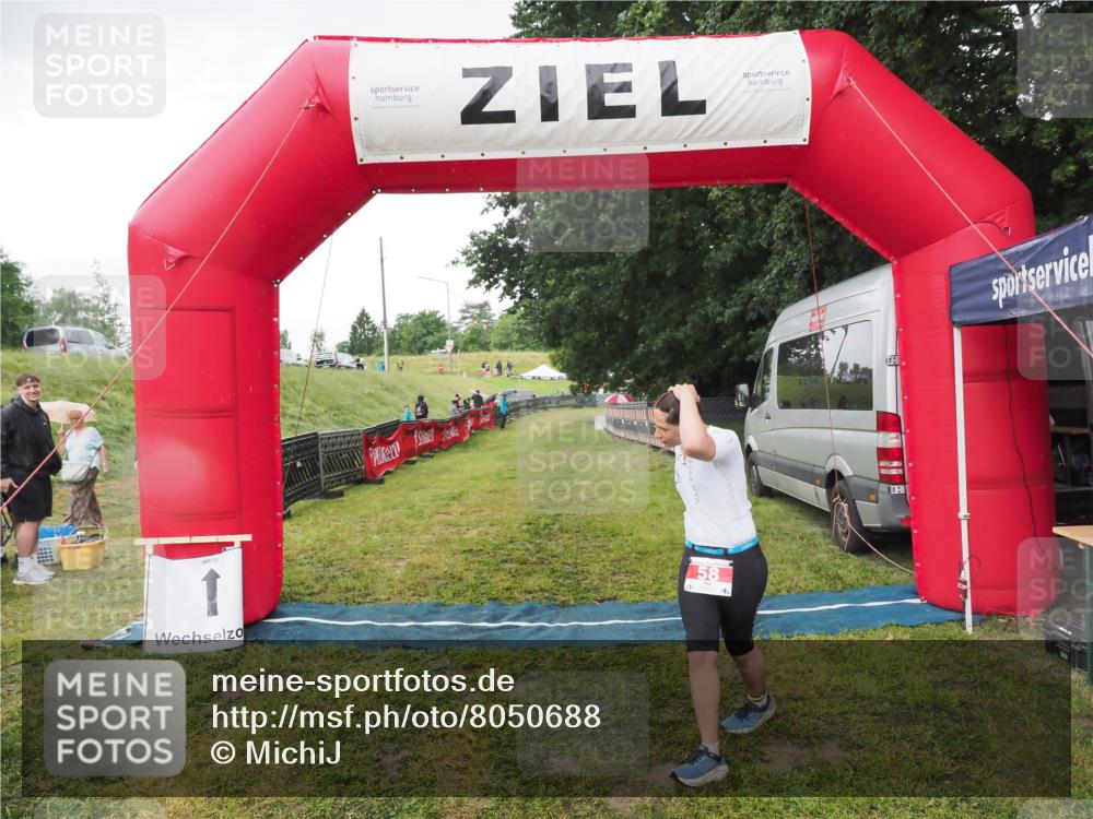 21.06.2025 - 27. Vierlanden-Triathlon MichiJ http://msf.ph/oto/8050688 15.06.2026 15:07:42 Ziel 58 meine-sportfotos.de
