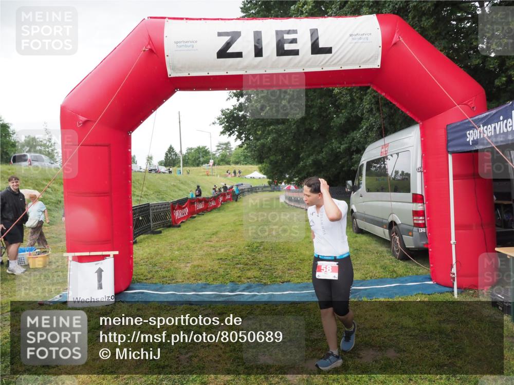 21.06.2025 - 27. Vierlanden-Triathlon MichiJ http://msf.ph/oto/8050689 15.06.2026 15:07:42 Ziel 58 meine-sportfotos.de