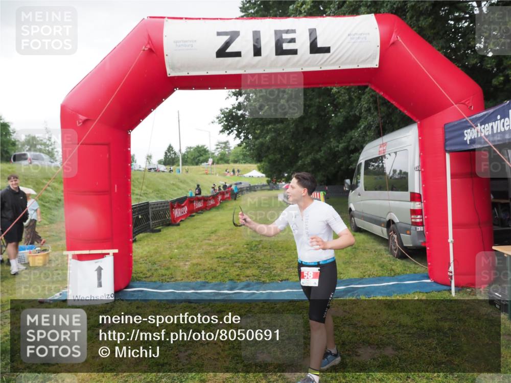 21.06.2025 - 27. Vierlanden-Triathlon MichiJ http://msf.ph/oto/8050691 15.06.2026 15:07:42 Ziel 58 meine-sportfotos.de