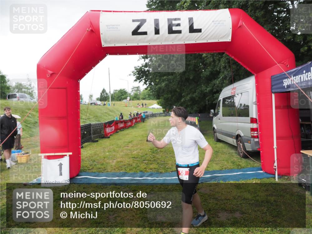 21.06.2025 - 27. Vierlanden-Triathlon MichiJ http://msf.ph/oto/8050692 15.06.2026 15:07:42 Ziel 58 meine-sportfotos.de