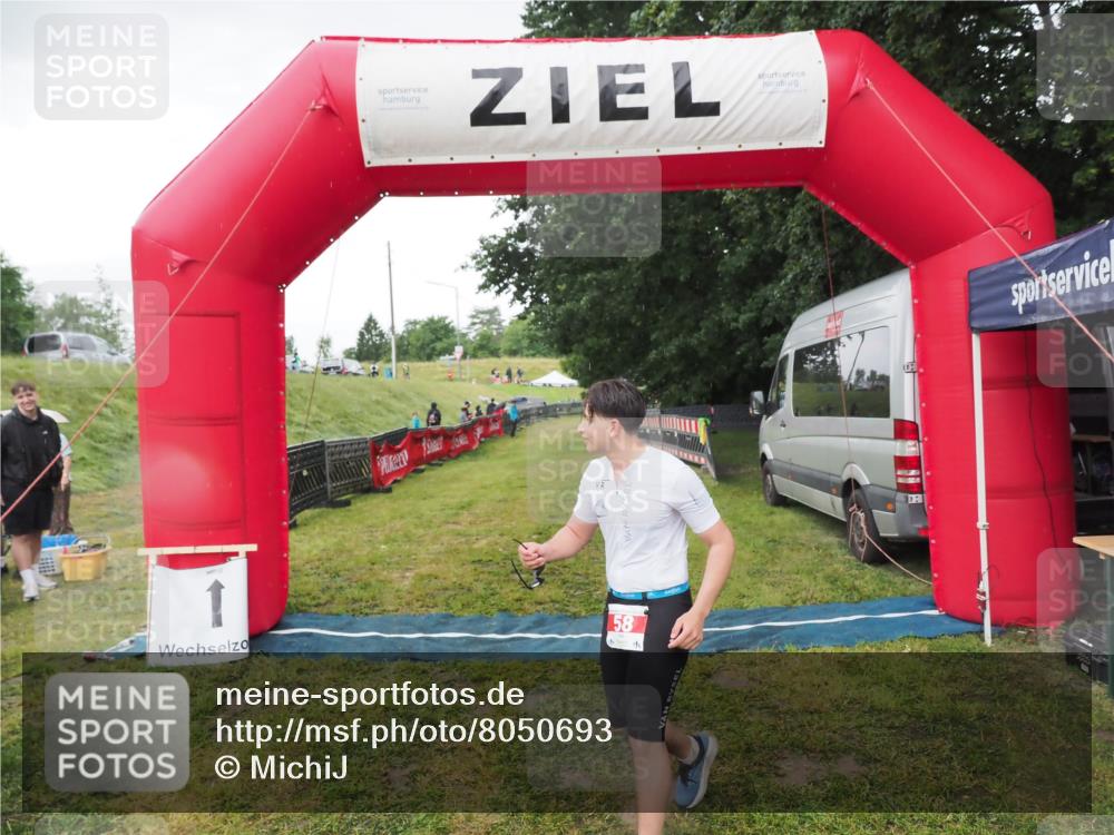 21.06.2025 - 27. Vierlanden-Triathlon MichiJ http://msf.ph/oto/8050693 15.06.2026 15:07:43 Ziel 58 meine-sportfotos.de