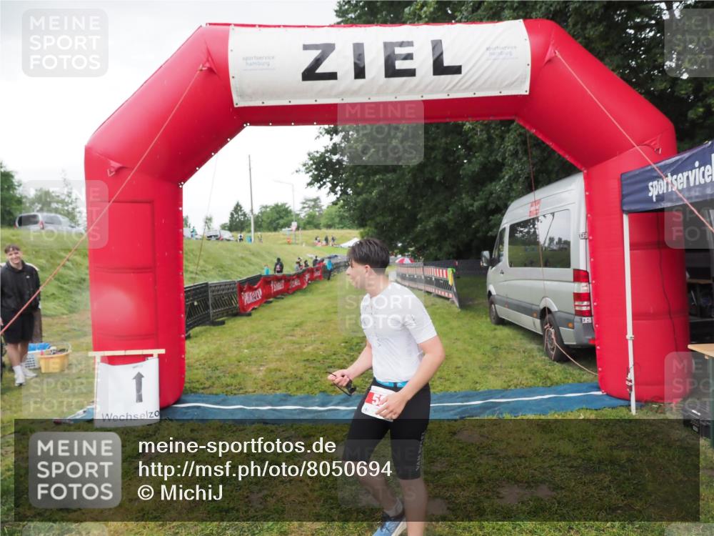 21.06.2025 - 27. Vierlanden-Triathlon MichiJ http://msf.ph/oto/8050694 15.06.2026 15:07:43 Ziel 58 meine-sportfotos.de