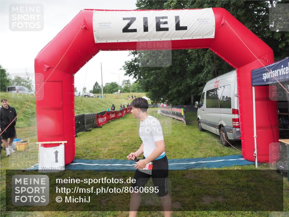 21.06.2025 - 27. Vierlanden-Triathlon MichiJ http://msf.ph/oto/8050695 15.06.2026 15:07:43 Ziel 58 meine-sportfotos.de