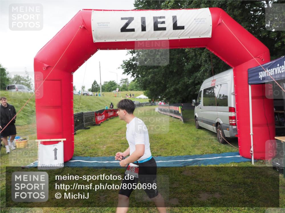 21.06.2025 - 27. Vierlanden-Triathlon MichiJ http://msf.ph/oto/8050696 15.06.2026 15:07:43 Ziel 58 meine-sportfotos.de