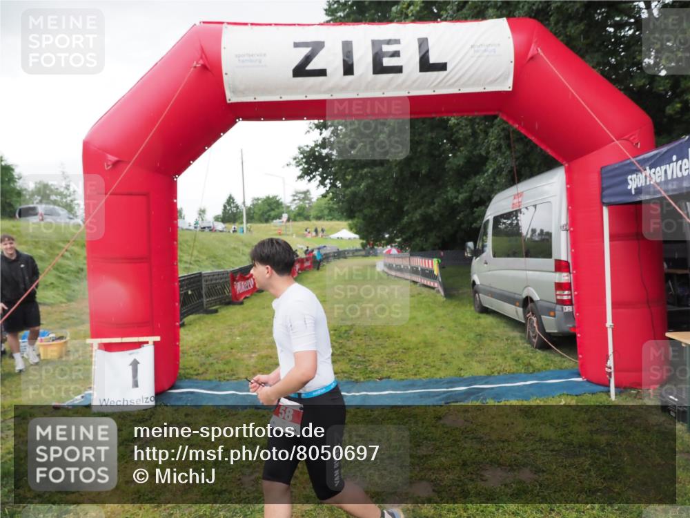 21.06.2025 - 27. Vierlanden-Triathlon MichiJ http://msf.ph/oto/8050697 15.06.2026 15:07:43 Ziel 58 meine-sportfotos.de