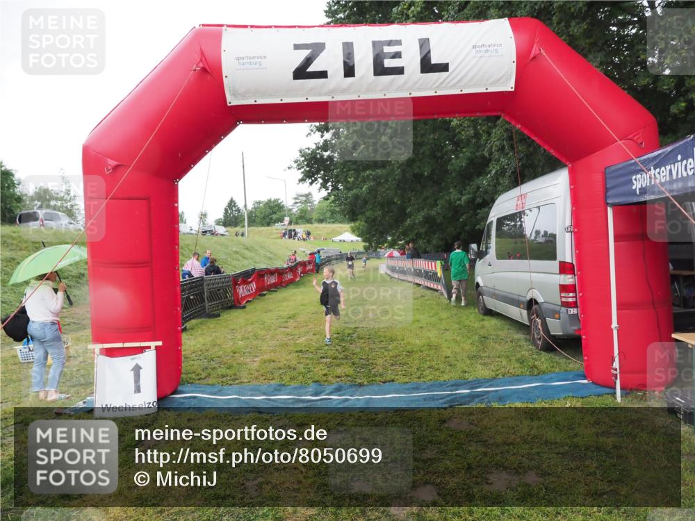 21.06.2025 - 27. Vierlanden-Triathlon MichiJ http://msf.ph/oto/8050699 15.06.2026 15:11:13 Ziel  meine-sportfotos.de