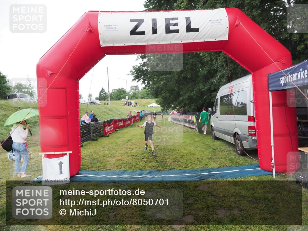21.06.2025 - 27. Vierlanden-Triathlon MichiJ http://msf.ph/oto/8050701 15.06.2026 15:11:14 Ziel  meine-sportfotos.de