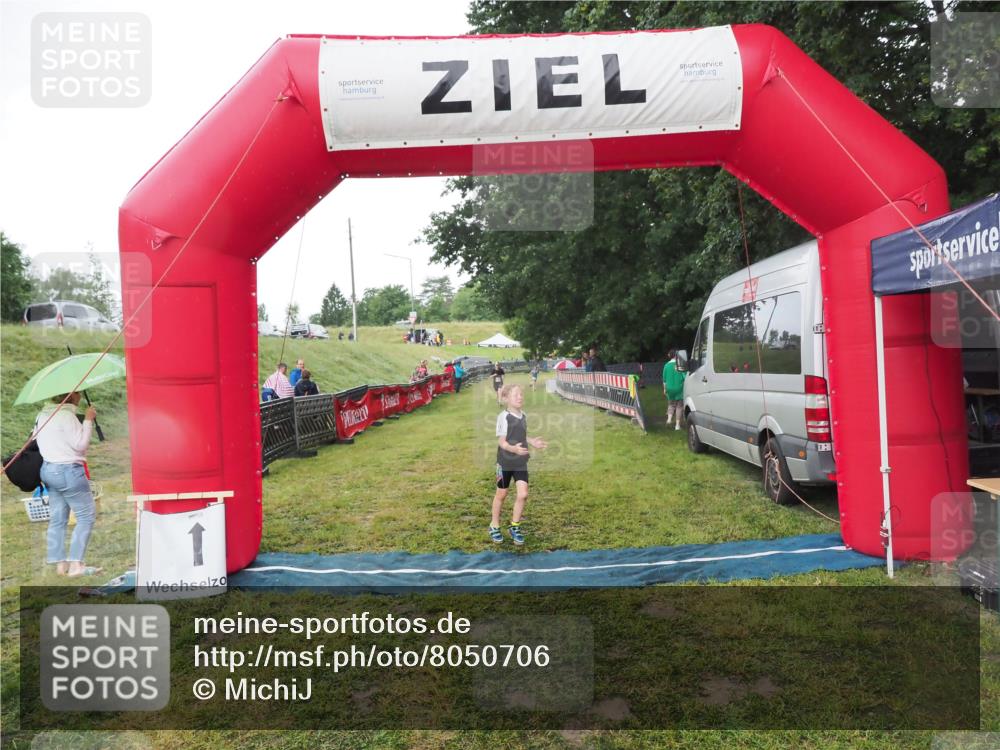 21.06.2025 - 27. Vierlanden-Triathlon MichiJ http://msf.ph/oto/8050706 15.06.2026 15:11:14 Ziel  meine-sportfotos.de