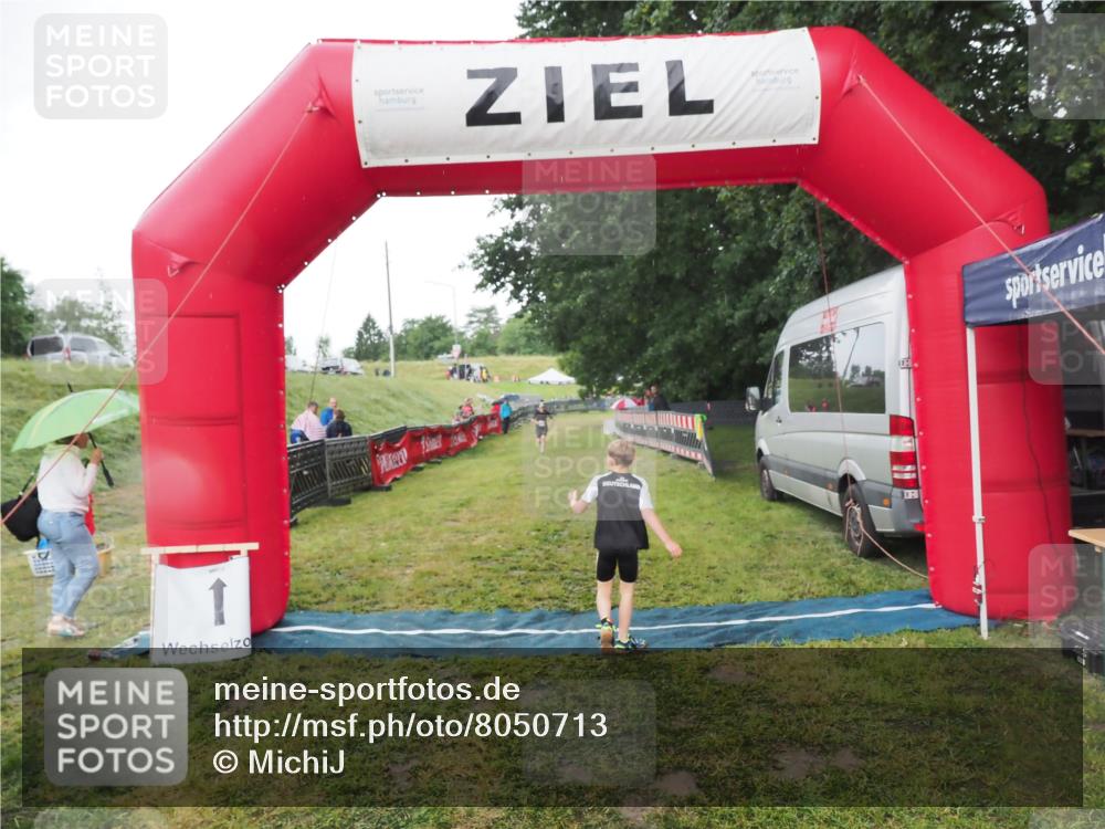 21.06.2025 - 27. Vierlanden-Triathlon MichiJ http://msf.ph/oto/8050713 15.06.2026 15:11:15 Ziel  meine-sportfotos.de