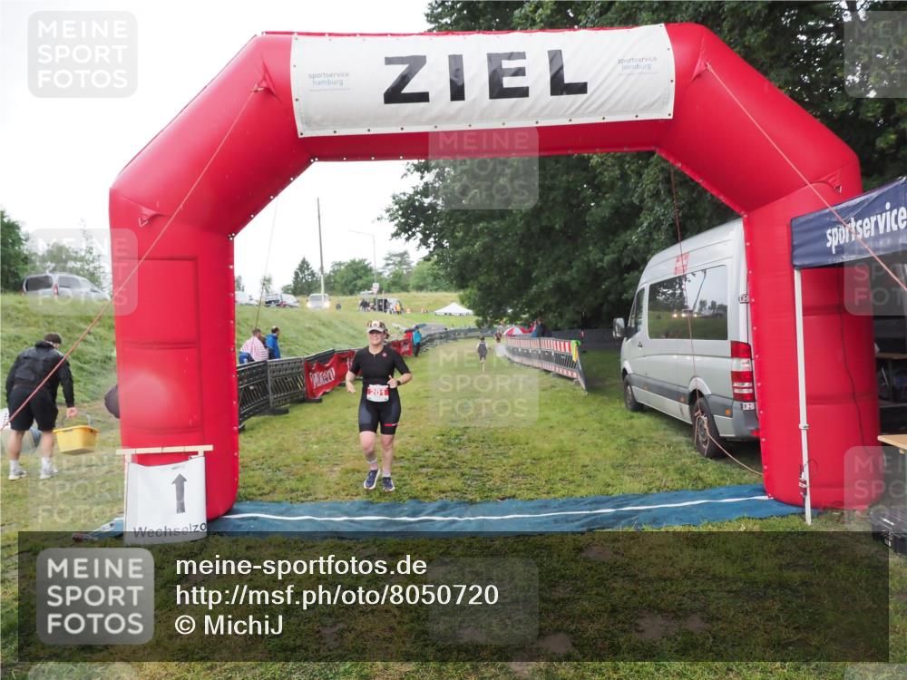 21.06.2025 - 27. Vierlanden-Triathlon MichiJ http://msf.ph/oto/8050720 15.06.2026 15:11:22 Ziel 201 meine-sportfotos.de