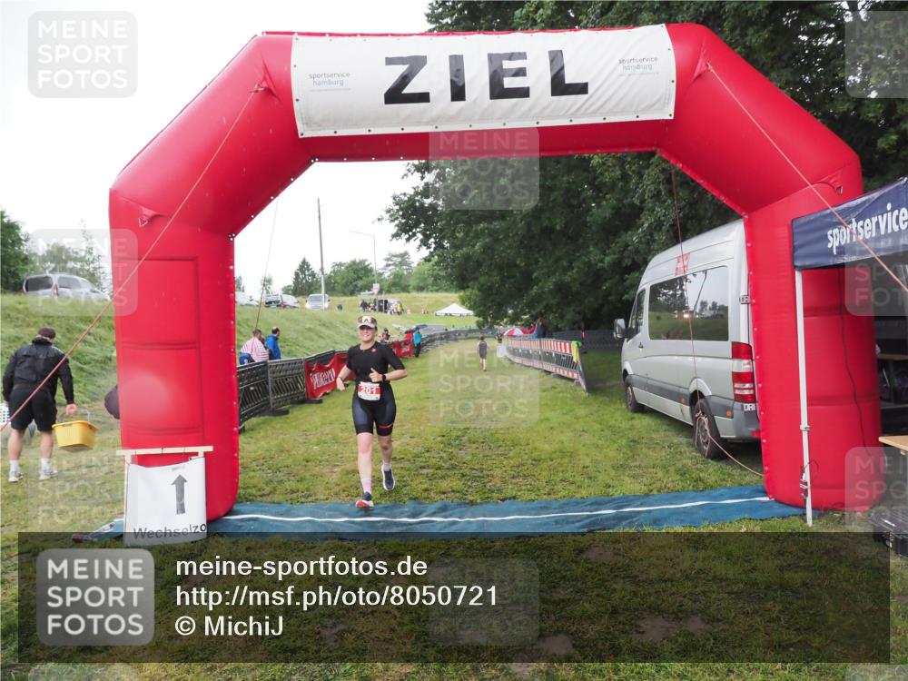 21.06.2025 - 27. Vierlanden-Triathlon MichiJ http://msf.ph/oto/8050721 15.06.2026 15:11:22 Ziel 201 meine-sportfotos.de