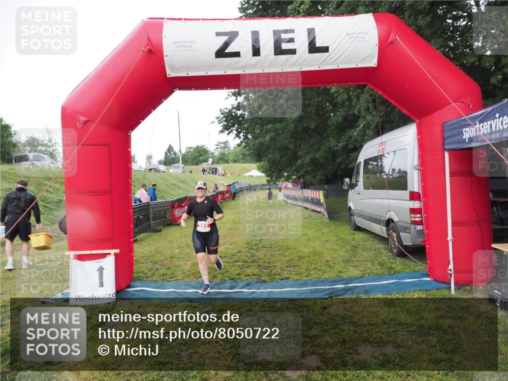 21.06.2025 - 27. Vierlanden-Triathlon MichiJ http://msf.ph/oto/8050722 15.06.2026 15:11:22 Ziel 201 meine-sportfotos.de