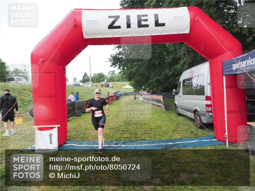 21.06.2025 - 27. Vierlanden-Triathlon MichiJ http://msf.ph/oto/8050724 15.06.2026 15:11:22 Ziel 201 meine-sportfotos.de