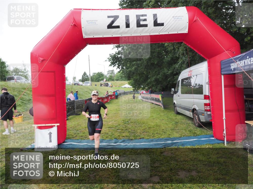 21.06.2025 - 27. Vierlanden-Triathlon MichiJ http://msf.ph/oto/8050725 15.06.2026 15:11:22 Ziel 201 meine-sportfotos.de