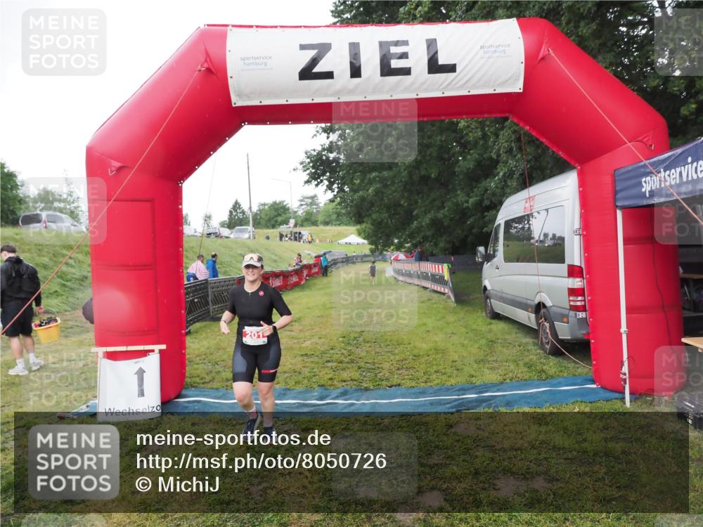 21.06.2025 - 27. Vierlanden-Triathlon MichiJ http://msf.ph/oto/8050726 15.06.2026 15:11:22 Ziel 201 meine-sportfotos.de
