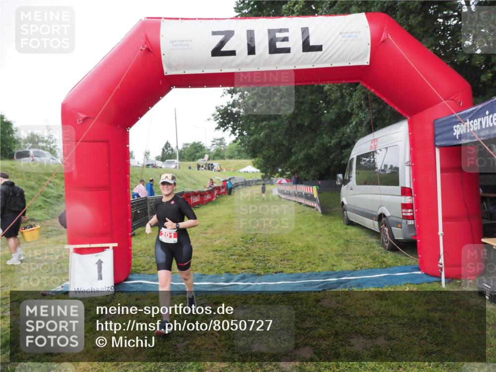 21.06.2025 - 27. Vierlanden-Triathlon MichiJ http://msf.ph/oto/8050727 15.06.2026 15:11:23 Ziel 201 meine-sportfotos.de
