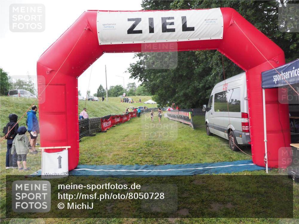 21.06.2025 - 27. Vierlanden-Triathlon MichiJ http://msf.ph/oto/8050728 15.06.2026 15:11:58 Ziel 1362 meine-sportfotos.de