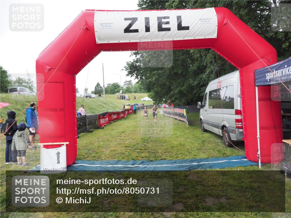 21.06.2025 - 27. Vierlanden-Triathlon MichiJ http://msf.ph/oto/8050731 15.06.2026 15:11:59 Ziel 1362 meine-sportfotos.de