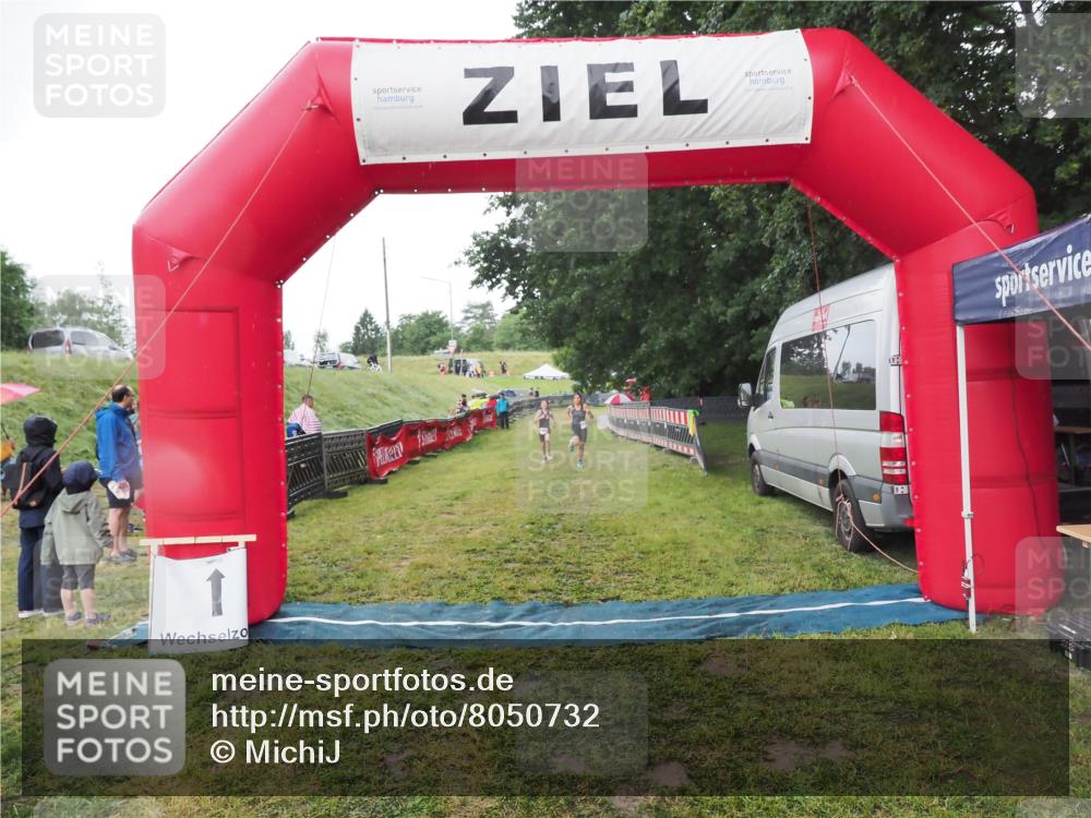 21.06.2025 - 27. Vierlanden-Triathlon MichiJ http://msf.ph/oto/8050732 15.06.2026 15:11:59 Ziel 1362 meine-sportfotos.de