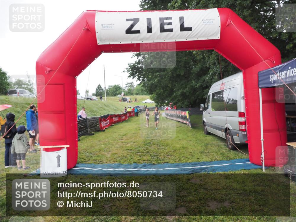 21.06.2025 - 27. Vierlanden-Triathlon MichiJ http://msf.ph/oto/8050734 15.06.2026 15:11:59 Ziel 1362 meine-sportfotos.de