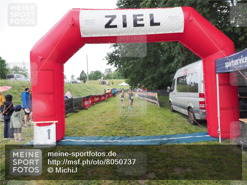 21.06.2025 - 27. Vierlanden-Triathlon MichiJ http://msf.ph/oto/8050737 15.06.2026 15:11:59 Ziel 1362 meine-sportfotos.de