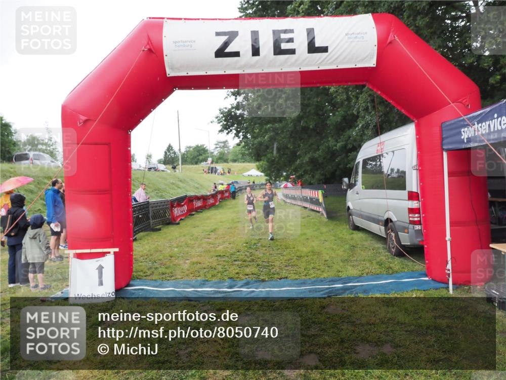 21.06.2025 - 27. Vierlanden-Triathlon MichiJ http://msf.ph/oto/8050740 15.06.2026 15:12:00 Ziel 1362 meine-sportfotos.de