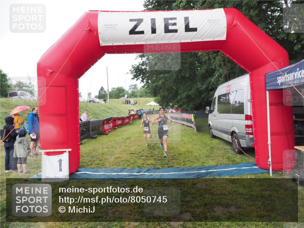 21.06.2025 - 27. Vierlanden-Triathlon MichiJ http://msf.ph/oto/8050745 15.06.2026 15:12:00 Ziel 1362 meine-sportfotos.de