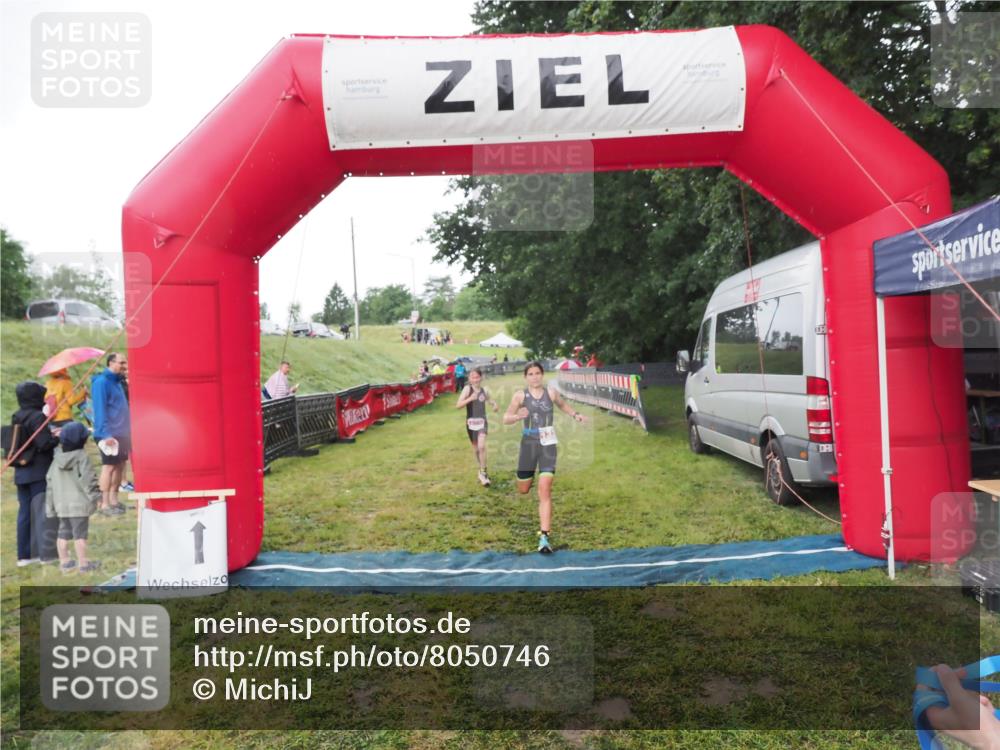 21.06.2025 - 27. Vierlanden-Triathlon MichiJ http://msf.ph/oto/8050746 15.06.2026 15:12:01 Ziel 1362 meine-sportfotos.de