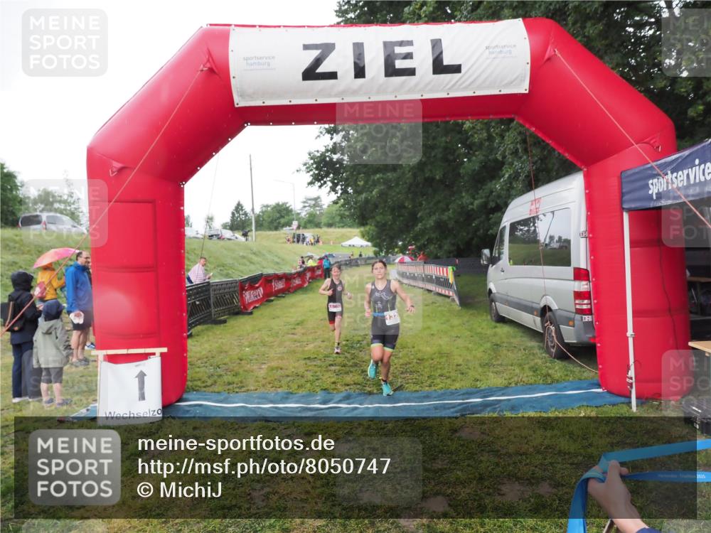 21.06.2025 - 27. Vierlanden-Triathlon MichiJ http://msf.ph/oto/8050747 15.06.2026 15:12:01 Ziel 1362 meine-sportfotos.de