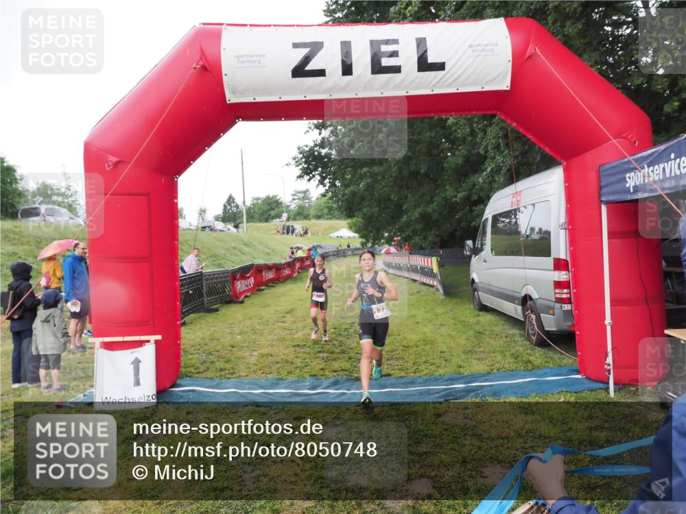 21.06.2025 - 27. Vierlanden-Triathlon MichiJ http://msf.ph/oto/8050748 15.06.2026 15:12:01 Ziel 1362 meine-sportfotos.de