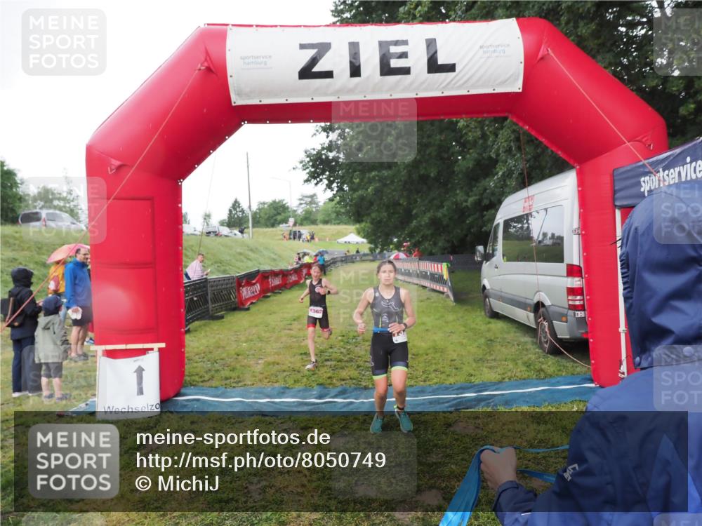 21.06.2025 - 27. Vierlanden-Triathlon MichiJ http://msf.ph/oto/8050749 15.06.2026 15:12:01 Ziel 1362 meine-sportfotos.de