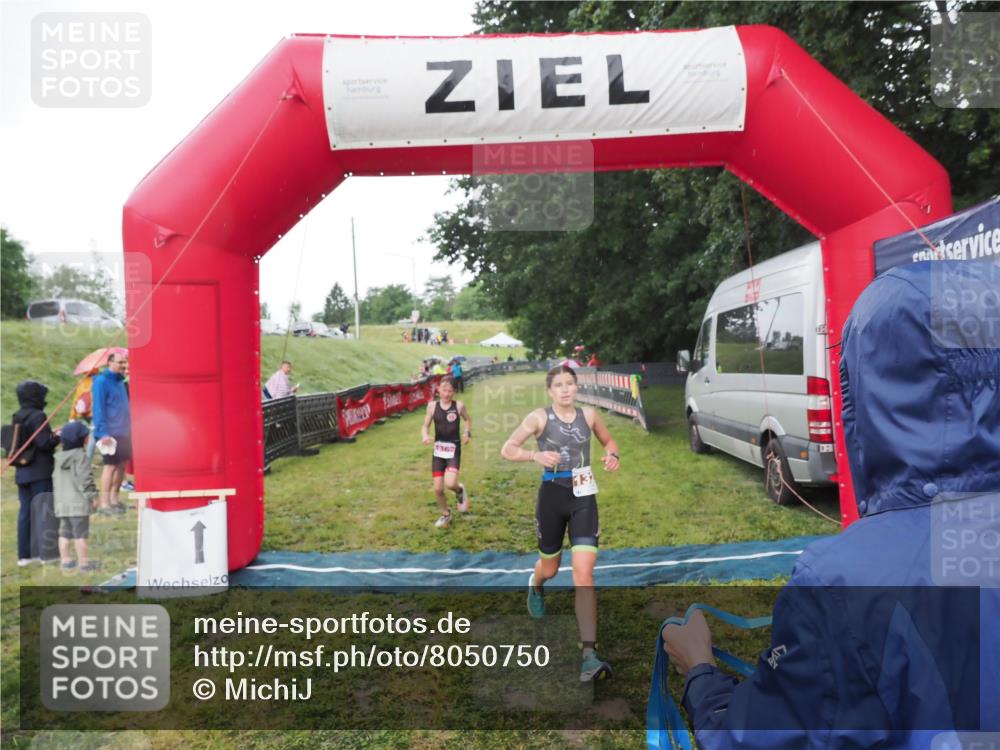 21.06.2025 - 27. Vierlanden-Triathlon MichiJ http://msf.ph/oto/8050750 15.06.2026 15:12:01 Ziel 1362 meine-sportfotos.de