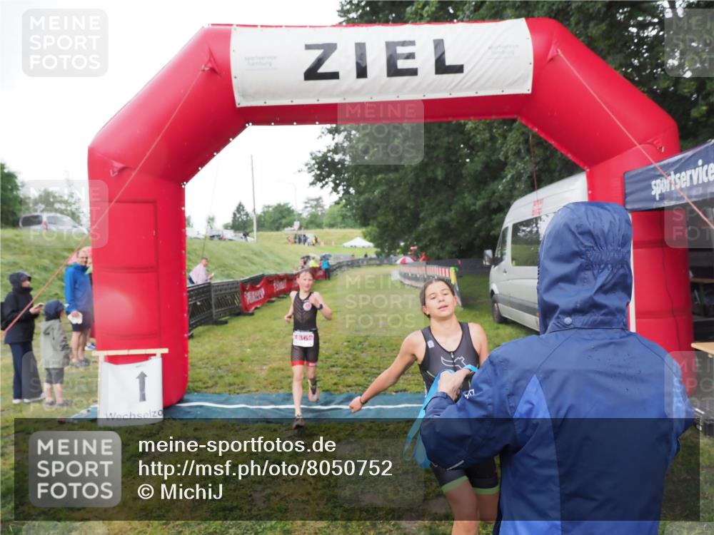 21.06.2025 - 27. Vierlanden-Triathlon MichiJ http://msf.ph/oto/8050752 15.06.2026 15:12:02 Ziel 1362 meine-sportfotos.de