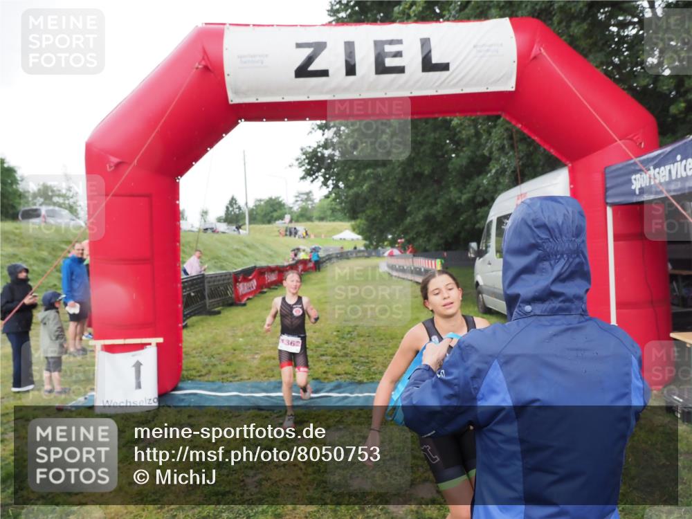 21.06.2025 - 27. Vierlanden-Triathlon MichiJ http://msf.ph/oto/8050753 15.06.2026 15:12:02 Ziel 1362 meine-sportfotos.de