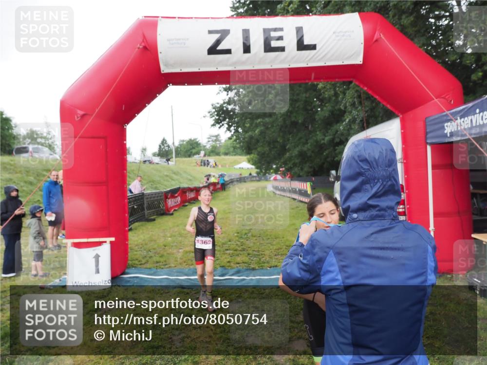 21.06.2025 - 27. Vierlanden-Triathlon MichiJ http://msf.ph/oto/8050754 15.06.2026 15:12:02 Ziel 1362 meine-sportfotos.de