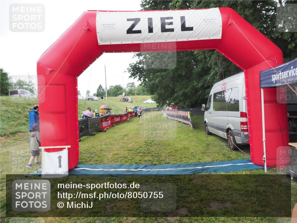 21.06.2025 - 27. Vierlanden-Triathlon MichiJ http://msf.ph/oto/8050755 15.06.2026 15:12:18 Ziel  meine-sportfotos.de