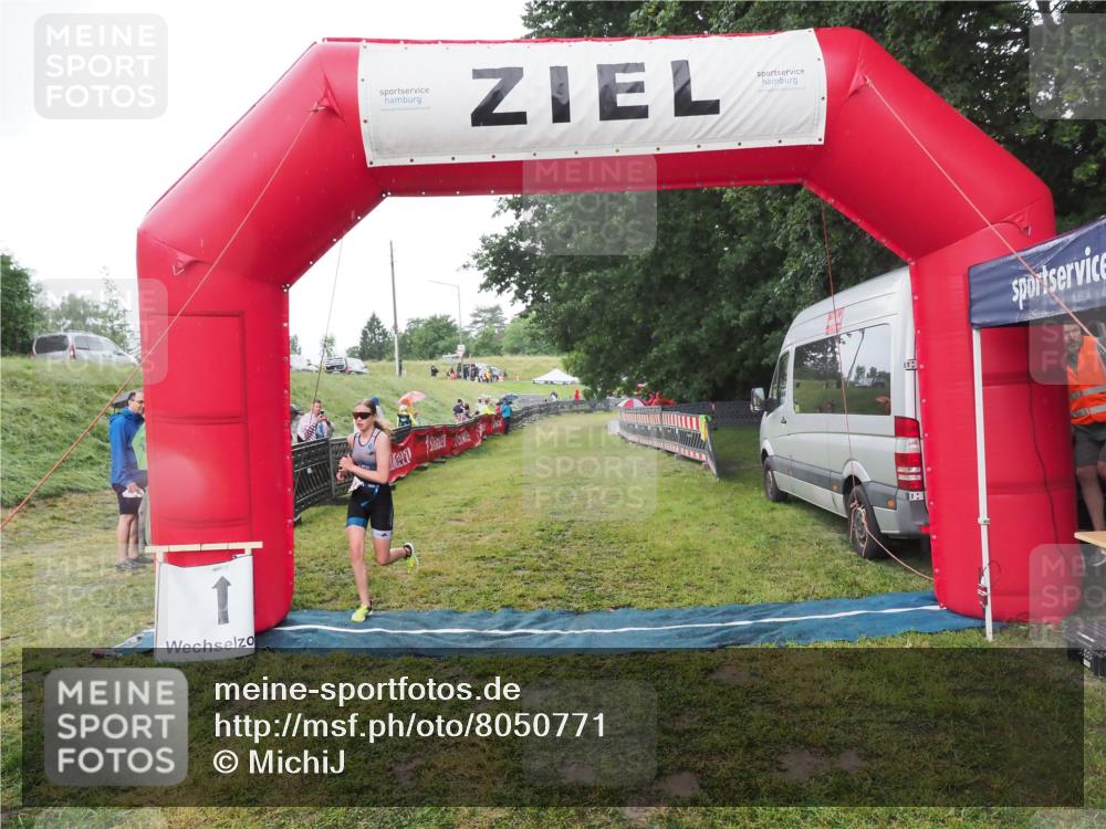 21.06.2025 - 27. Vierlanden-Triathlon MichiJ http://msf.ph/oto/8050771 15.06.2026 15:12:22 Ziel  meine-sportfotos.de