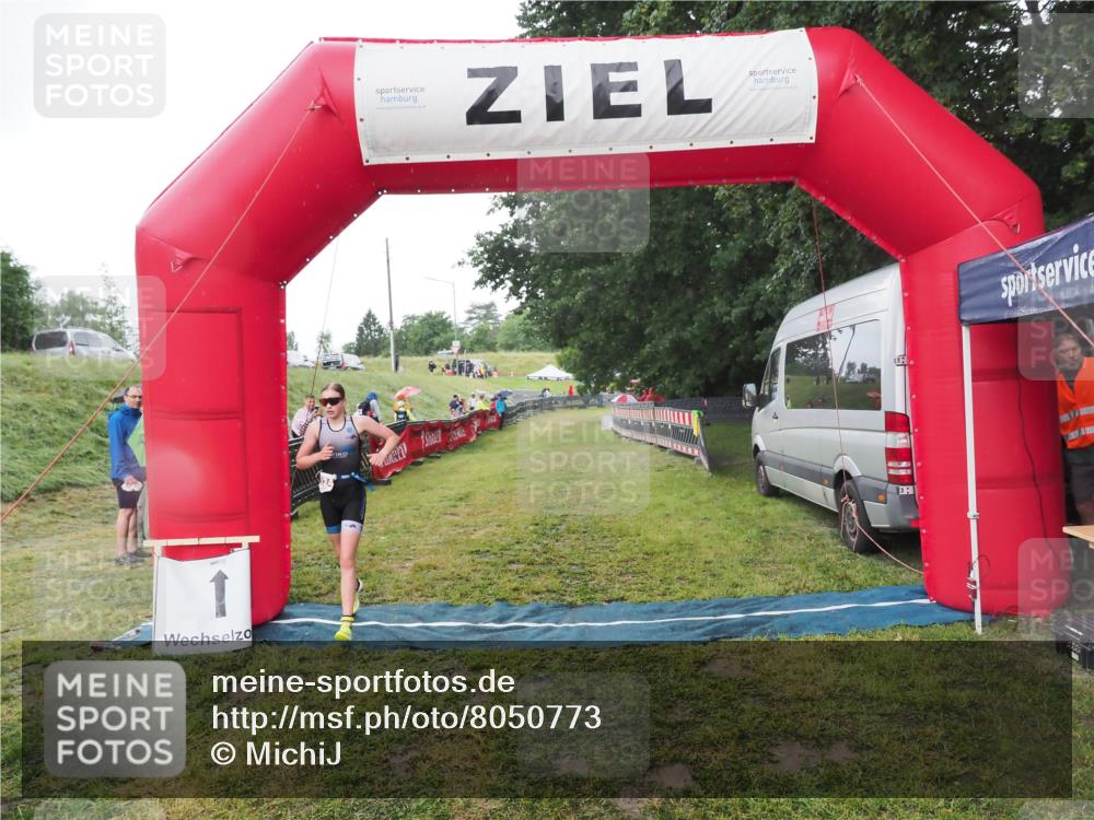 21.06.2025 - 27. Vierlanden-Triathlon MichiJ http://msf.ph/oto/8050773 15.06.2026 15:12:22 Ziel  meine-sportfotos.de