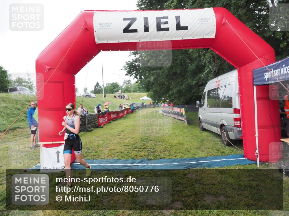 21.06.2025 - 27. Vierlanden-Triathlon MichiJ http://msf.ph/oto/8050776 15.06.2026 15:12:22 Ziel  meine-sportfotos.de