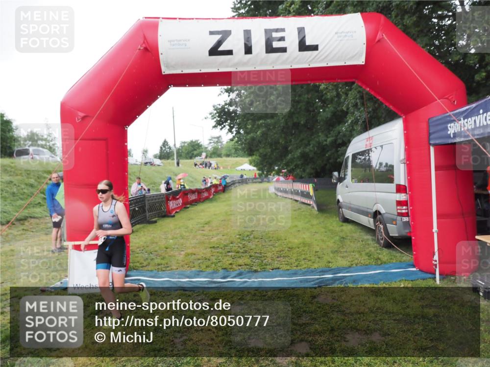 21.06.2025 - 27. Vierlanden-Triathlon MichiJ http://msf.ph/oto/8050777 15.06.2026 15:12:23 Ziel  meine-sportfotos.de