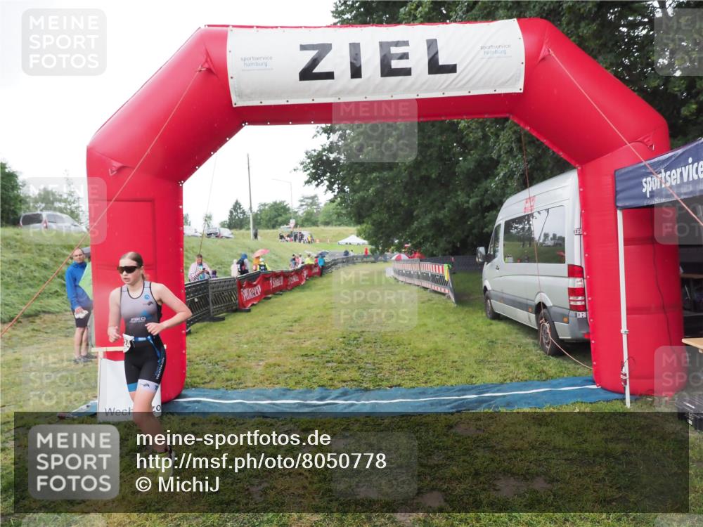 21.06.2025 - 27. Vierlanden-Triathlon MichiJ http://msf.ph/oto/8050778 15.06.2026 15:12:23 Ziel  meine-sportfotos.de