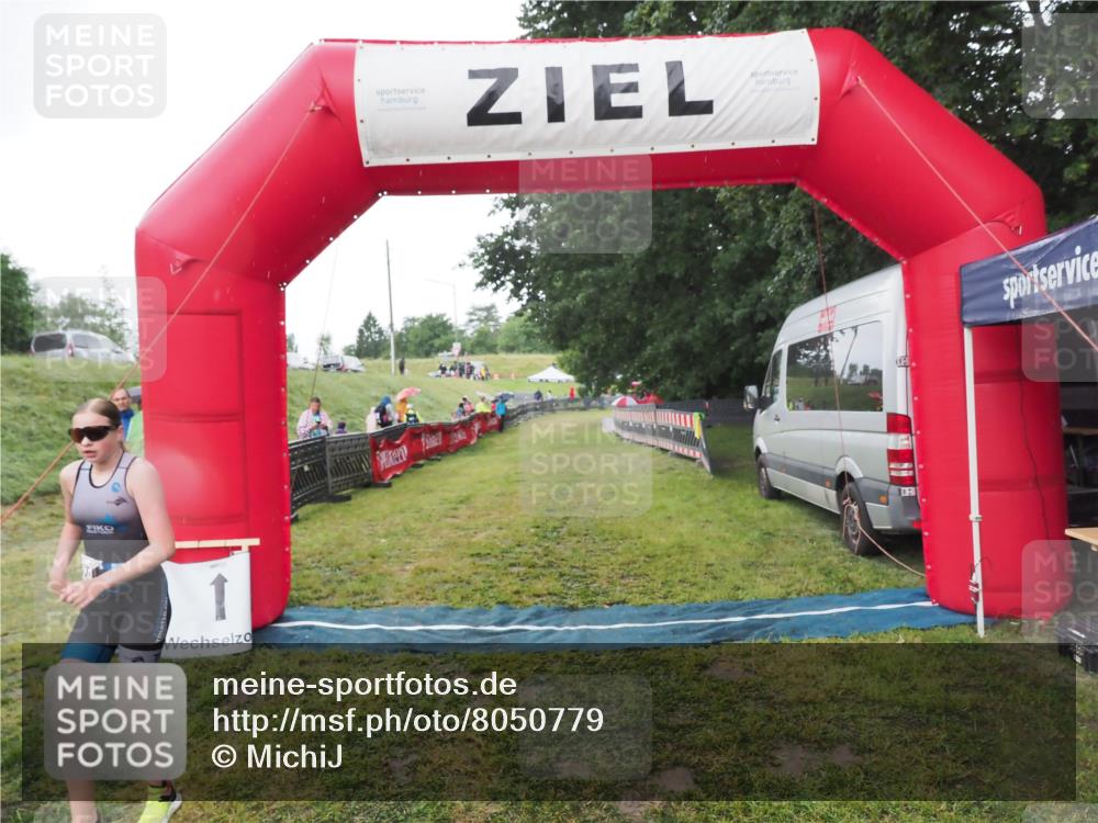 21.06.2025 - 27. Vierlanden-Triathlon MichiJ http://msf.ph/oto/8050779 15.06.2026 15:12:23 Ziel  meine-sportfotos.de