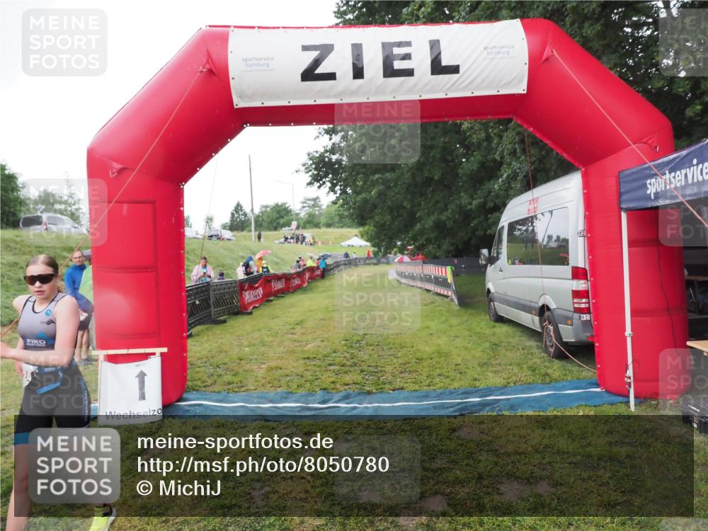 21.06.2025 - 27. Vierlanden-Triathlon MichiJ http://msf.ph/oto/8050780 15.06.2026 15:12:23 Ziel  meine-sportfotos.de