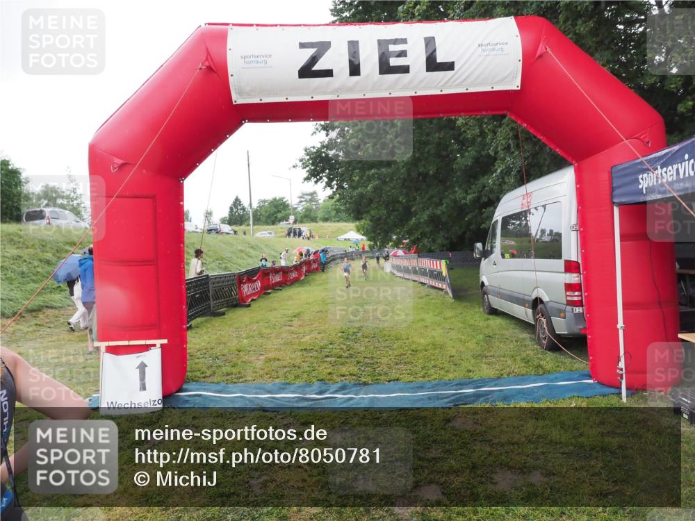 21.06.2025 - 27. Vierlanden-Triathlon MichiJ http://msf.ph/oto/8050781 15.06.2026 15:12:46 Ziel 1383, 1393 meine-sportfotos.de