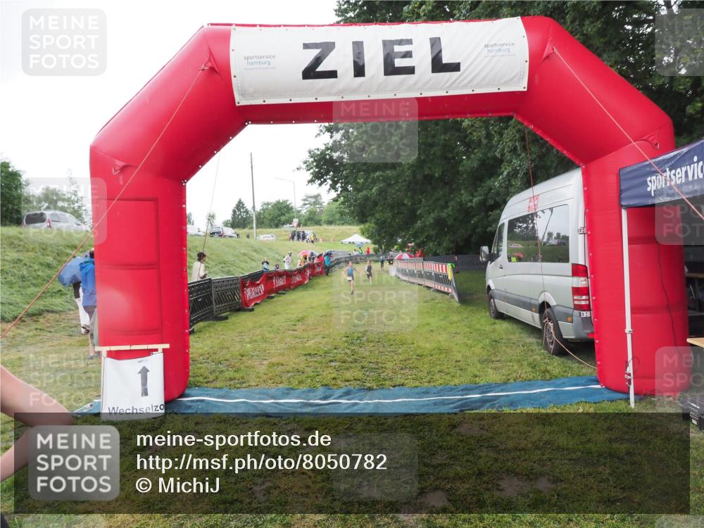 21.06.2025 - 27. Vierlanden-Triathlon MichiJ http://msf.ph/oto/8050782 15.06.2026 15:12:46 Ziel 1383, 1393 meine-sportfotos.de