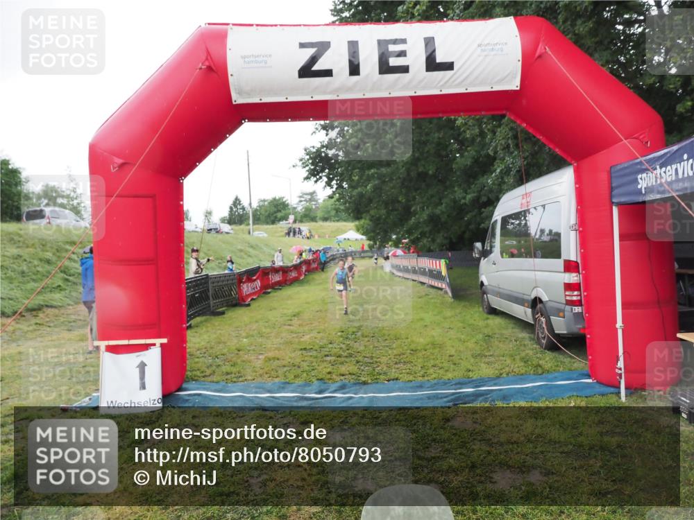 21.06.2025 - 27. Vierlanden-Triathlon MichiJ http://msf.ph/oto/8050793 15.06.2026 15:12:48 Ziel 1383, 1393 meine-sportfotos.de