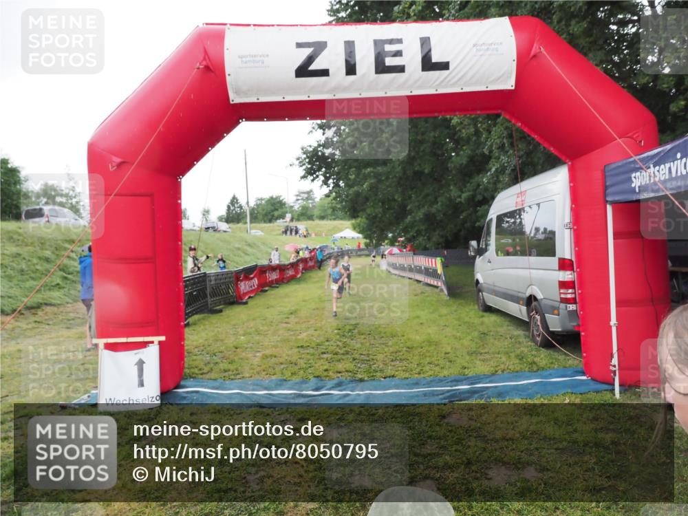 21.06.2025 - 27. Vierlanden-Triathlon MichiJ http://msf.ph/oto/8050795 15.06.2026 15:12:48 Ziel 1383, 1393 meine-sportfotos.de